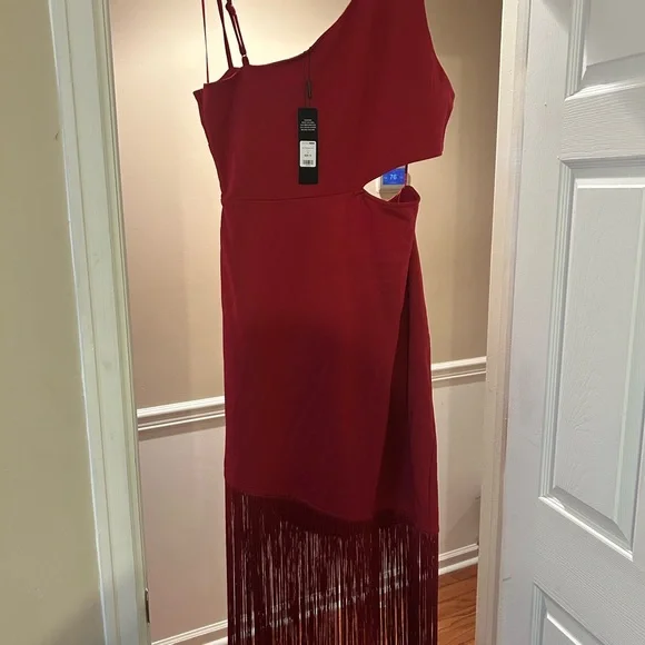 Elegant Red One-Shoulder Dress - Picture 4 of 5